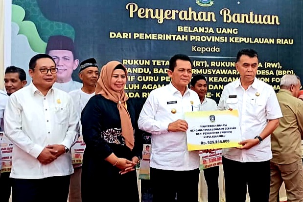 Ketua DPRD Natuna Daeng Amhar Hadiri Penyerahan Bantuan Untuk Korban Tanah Longsor Serasan Oleh Gubenur Kepri Anshar Ahmad