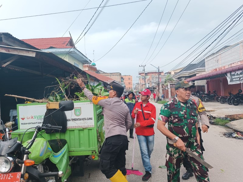 Semangat Gotong Royong, Dandim 0320/Dumai Ajak Warga Bersihkan Lingkungan