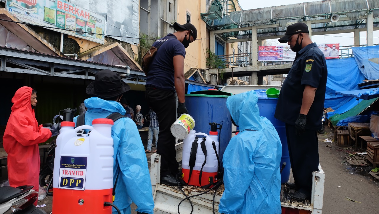 Disdagtri Inhil Komit Melakukan Penyemprotan Disinfektan Area Pasar