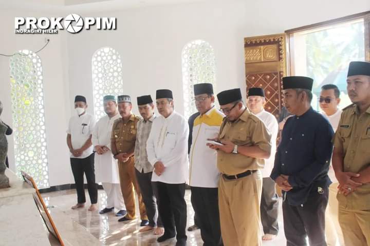 Bersama Bupati Inhil H. Muhammad Wardan, Gubri H. Syamsuar Ziarah Ke Makam Tuan Guru Sapat