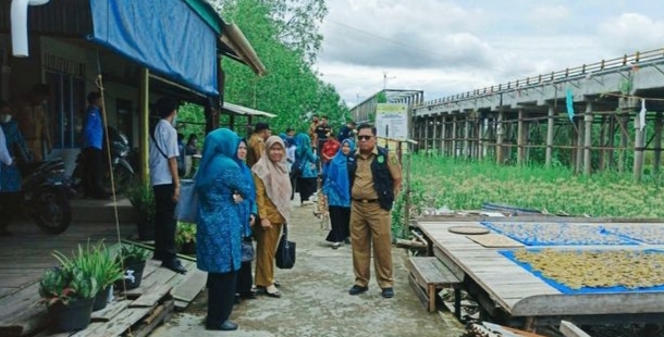 Sekretaris Disdagtri Inhil Tinjau Sentra IKM Pembuatan Amplang