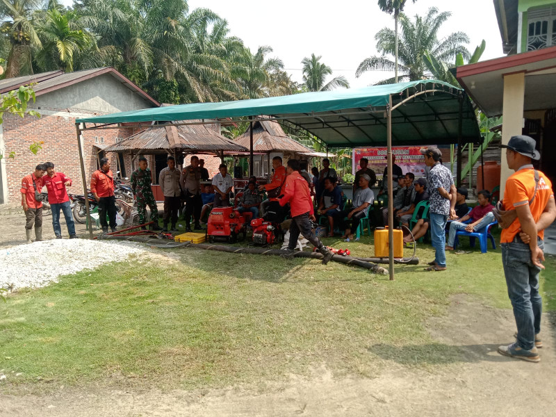 Memberikan Pemahaman dan Perkenalkan Alat Pemadam Kebakaran, Serka Tomy Mike dan PT Arara Abadi Laksanakan Sosialisasi Cegah Karhutla