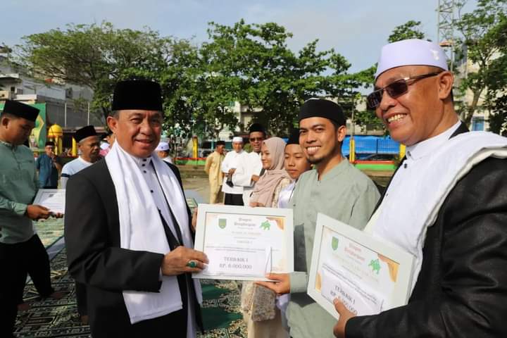 Bupati Indragiri Hilir HM. Wardan bersama keluarga melaksanakan shalat Idul Fitri sekaligus menjadi khatib di lapangan Gajah Mada Tembilahan