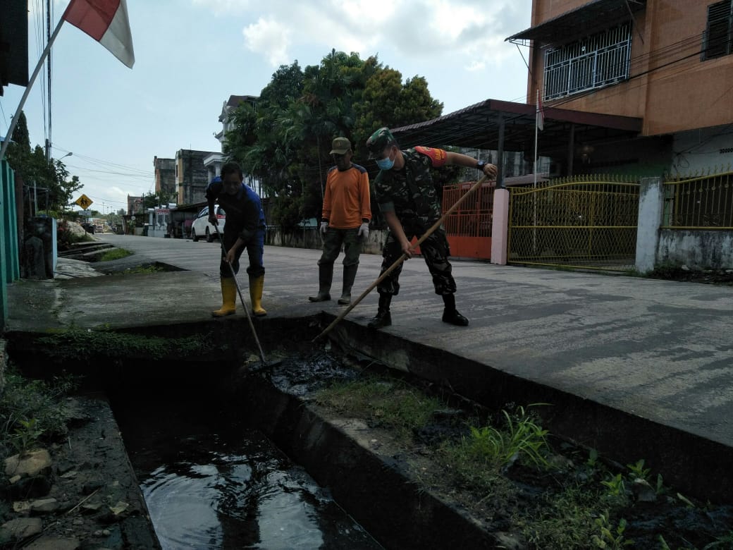 Cegah DBD, Serda Boby Rahman Ajak Masyarakat Jaga Lingkungan