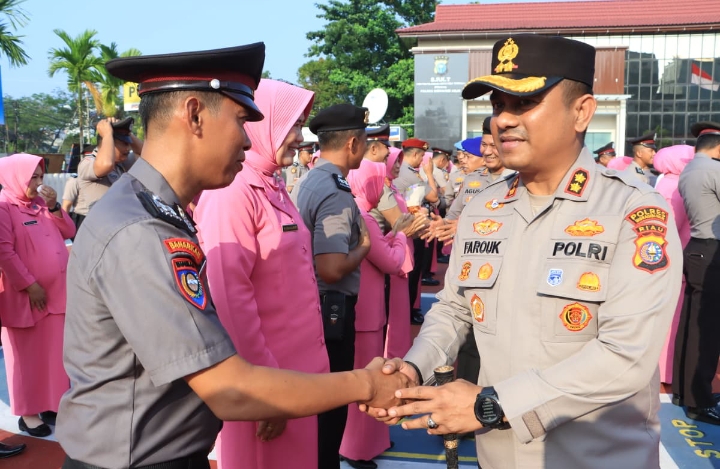 47 Personil dan 1 PNS Polres Inhil Naik Pangkat
