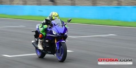 Yamaha R25 Tak Gentar sebagai Pesaing Kawasaki Ninja ZX-25R