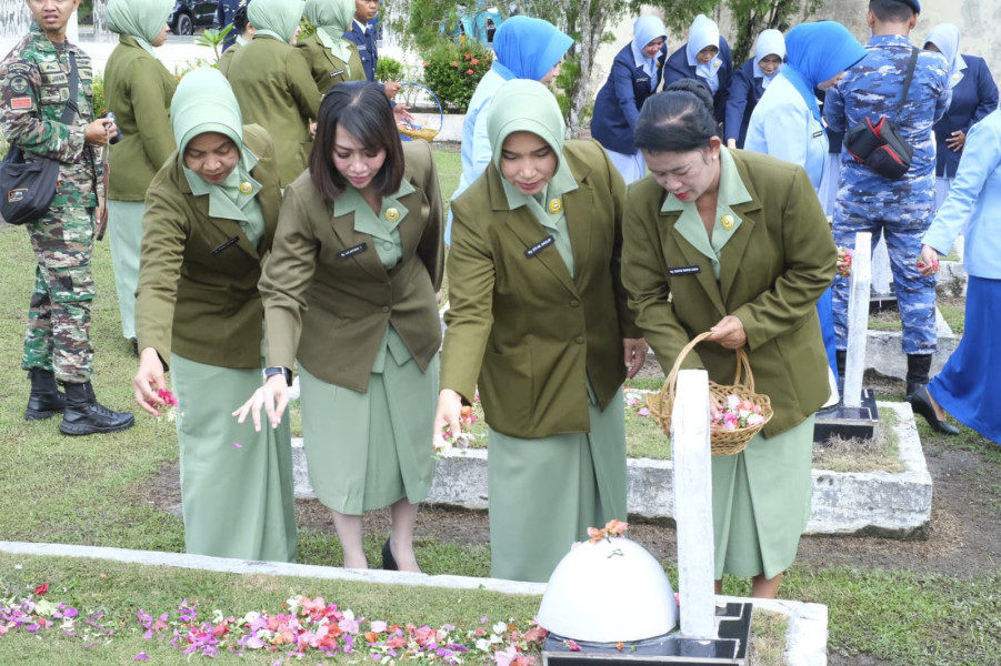 Kodim 0320/Dumai Kenang Jasa Pahlawan Melalui Kegiatan Tabur Bunga