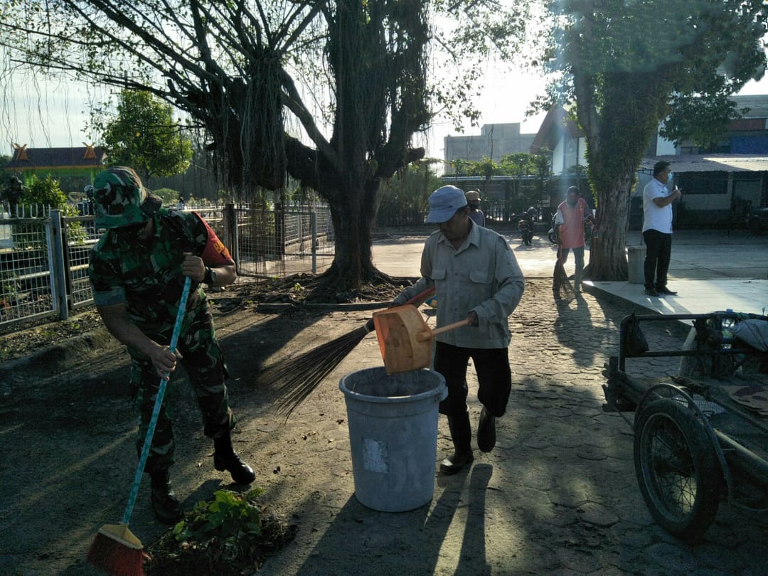 Cegah Demam Berdarah, Serda Boby Rahman Lakukan Giat Gotong Royong