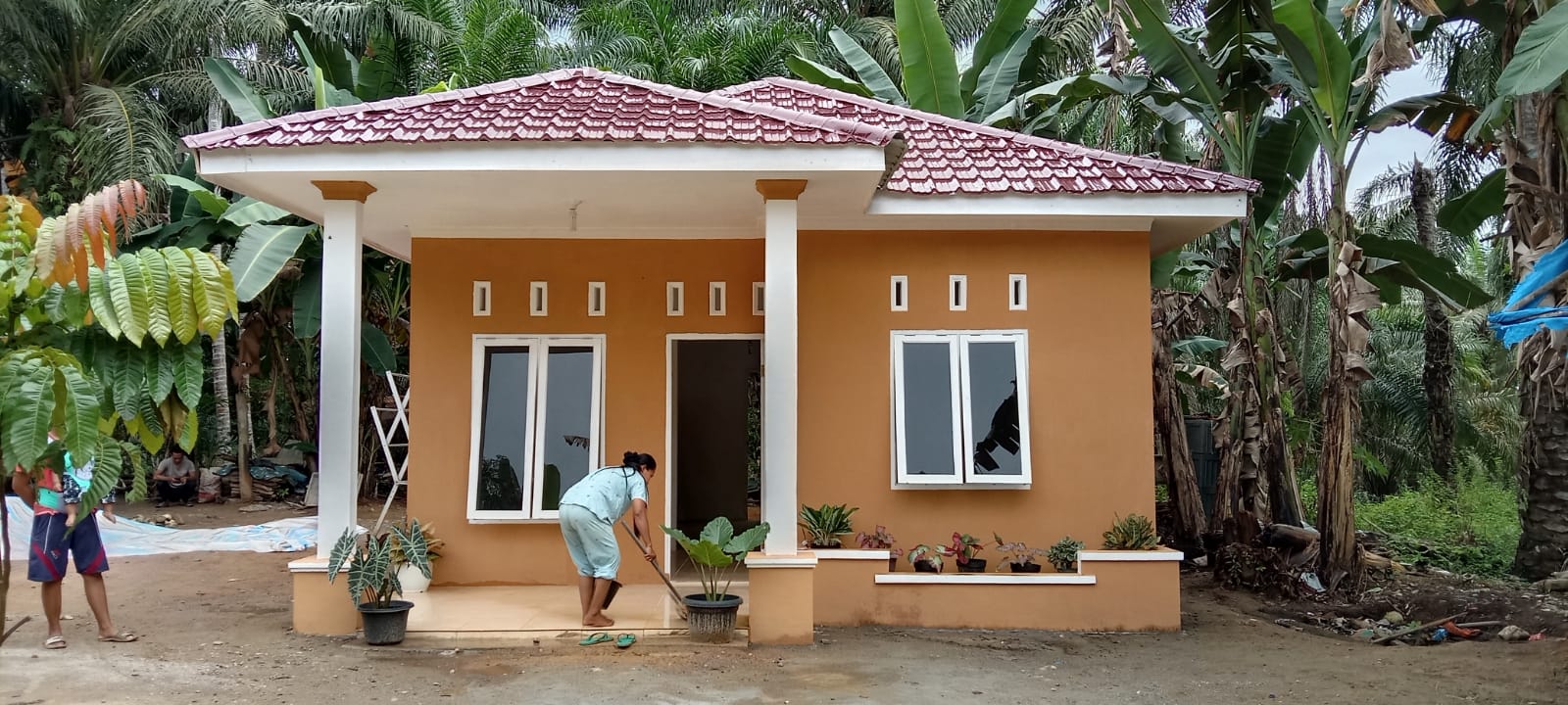 Senang Rumahnya Selesai Dibangun, Bu Dede Bantu Anggota Satgas TMMD Bersihkan Rumah