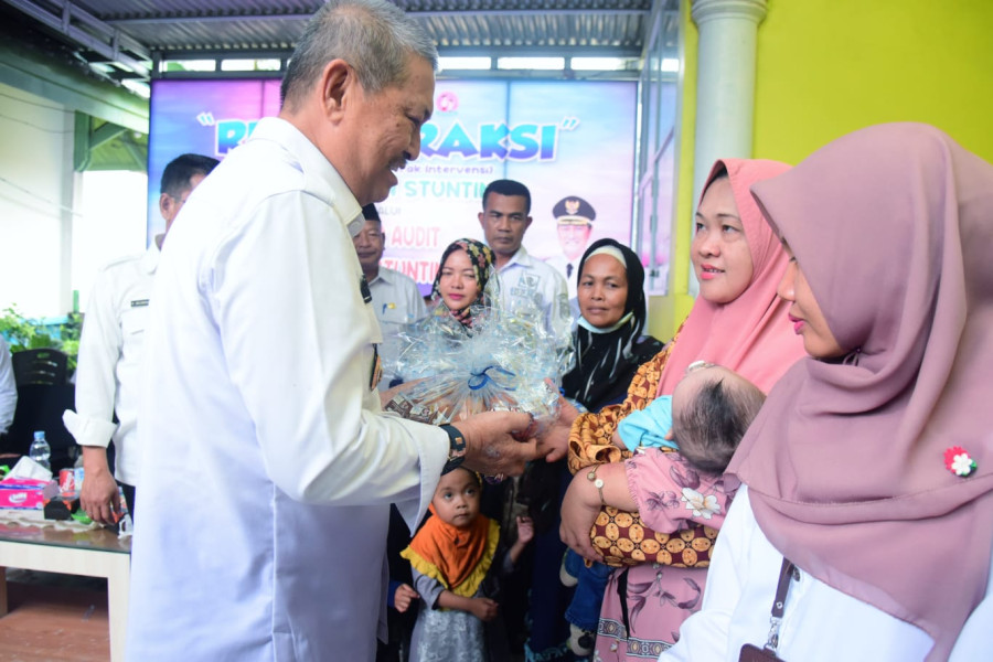 Ketua Pelaksana TPPS Inhil H.Syamsuddin Uti Serahkan Paket Nutrisi Kepada Bayi dan Kelurga Beresiko Stunting