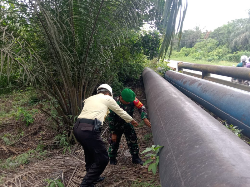 Serka Suandi dan Security Pertamina Lakukan Patroli dan Sosialisasi Larangan Berjualan di Sepanjang Pipa