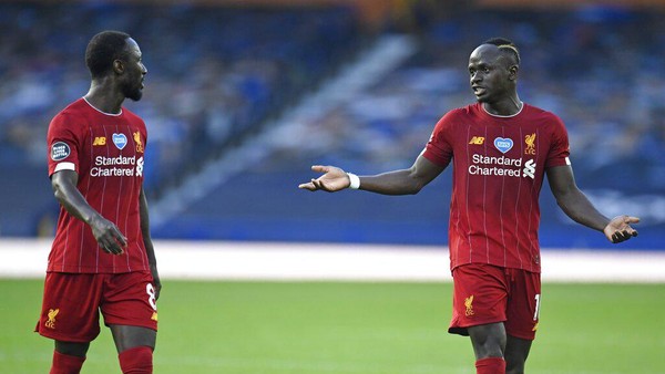 Kocak! Saat Pemain Lain Berlutut, Sadio Mane Main Lari Saja