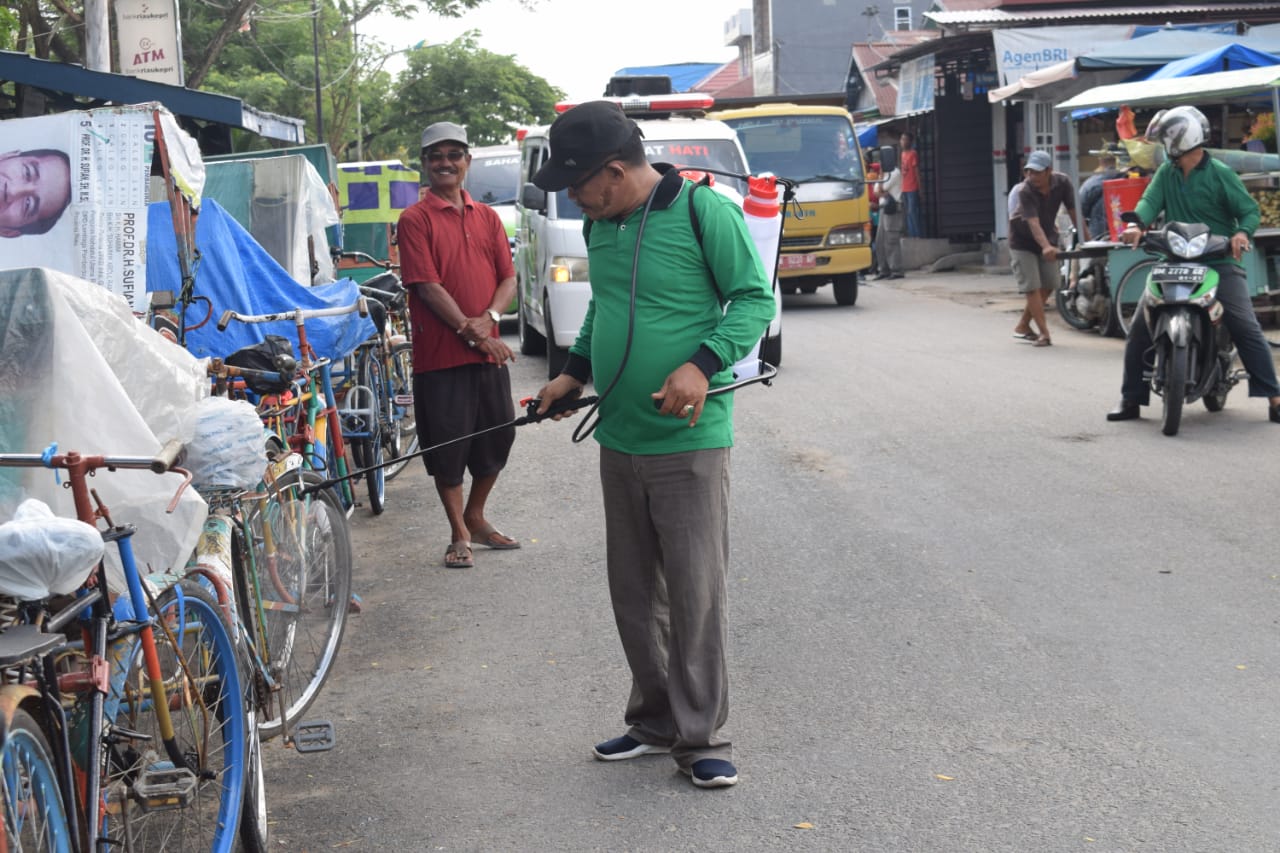 DPC PPP Inhil Semprot Sejumlah Fasilitas Umum dengan Cairan Disinfektan