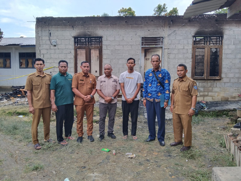 Pemkab Labuhanbatu Serahkan Bantuan Korban Kebakaran di Dusun lV Desa Sidorukun