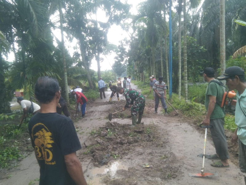 Hadir di Tengah Masyarakat, Babinsa Koramil 03 Ikut Bersihkan Lingkungan
