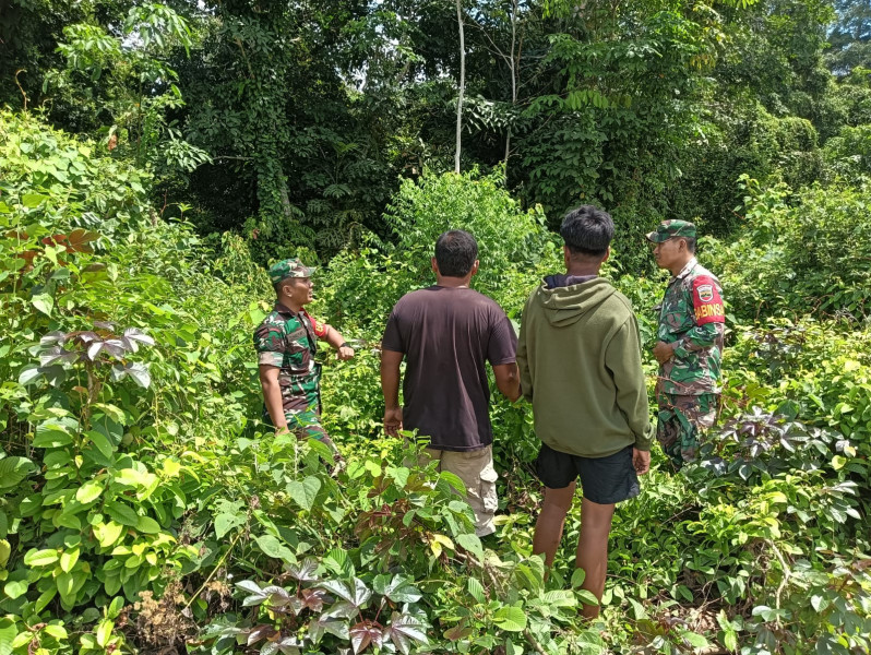 Serda Aldo dan Kopda Ricko Laksanakan Patroli Karhutla di Tasik Putri Puyu