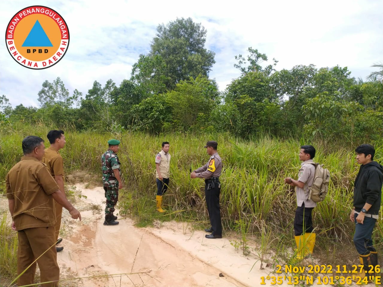 Babinsa Pelda Hendrianto Laksanakan Patroli dan Sosialisasi Cegah Karhutla