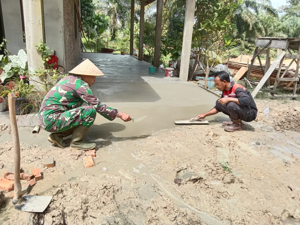 Babinsa Bantu Pembangunan Rumah Masyarakat