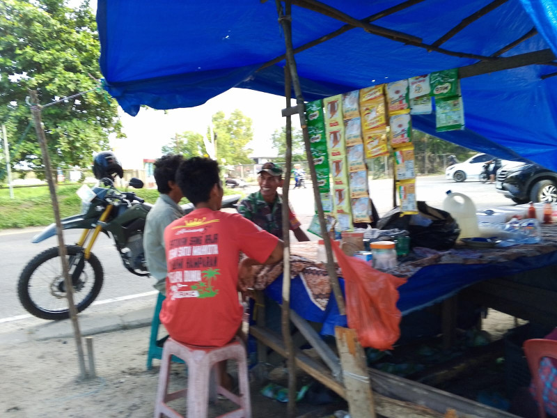 Keakraban Antara Babinsa Sertu Nono Dengan Pedagang