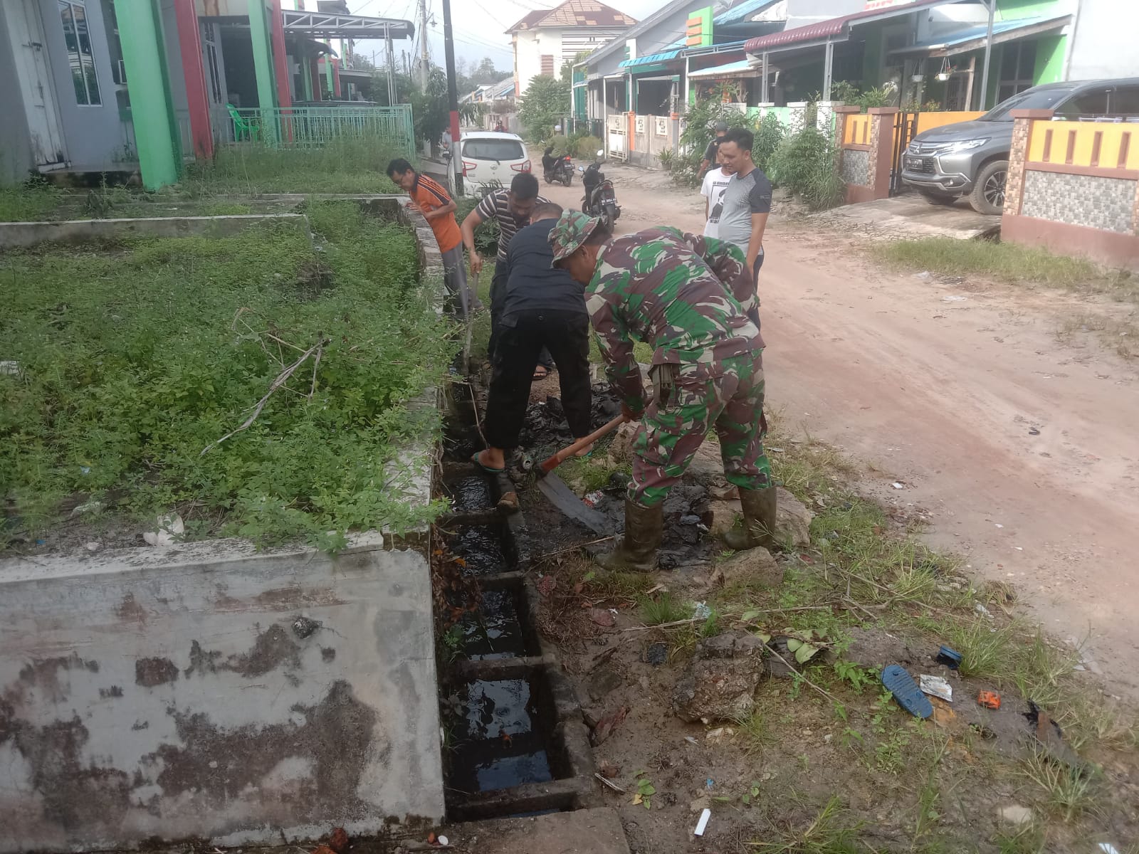 Sertu Sutiono Goro Bersama Warga Jalan Abdul Rab Khan