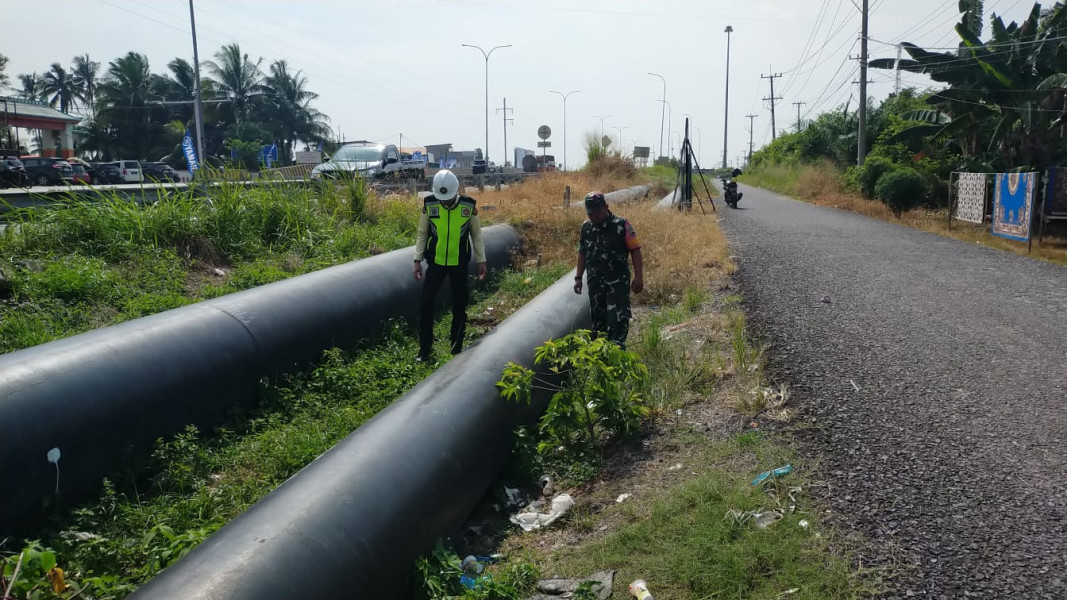 Babinsa Koramil 02/BK Bersama Security Pertamina Laksanakan Patroli Keamanan di Jalur Pipa Minyak