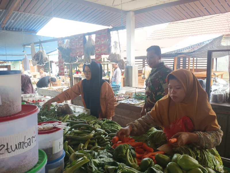 Babinsa Koramil 06/Merbau Lakukan Komsos di Pasar Suka Ramai