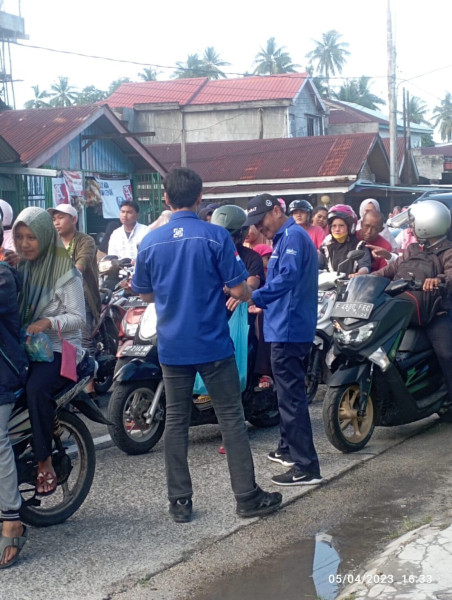 DPC Partai Demokrat Kabupaten Natuna Membagikan 1000 Takjil Untuk Berbuka Puasa Di Jalan Raya Natuna