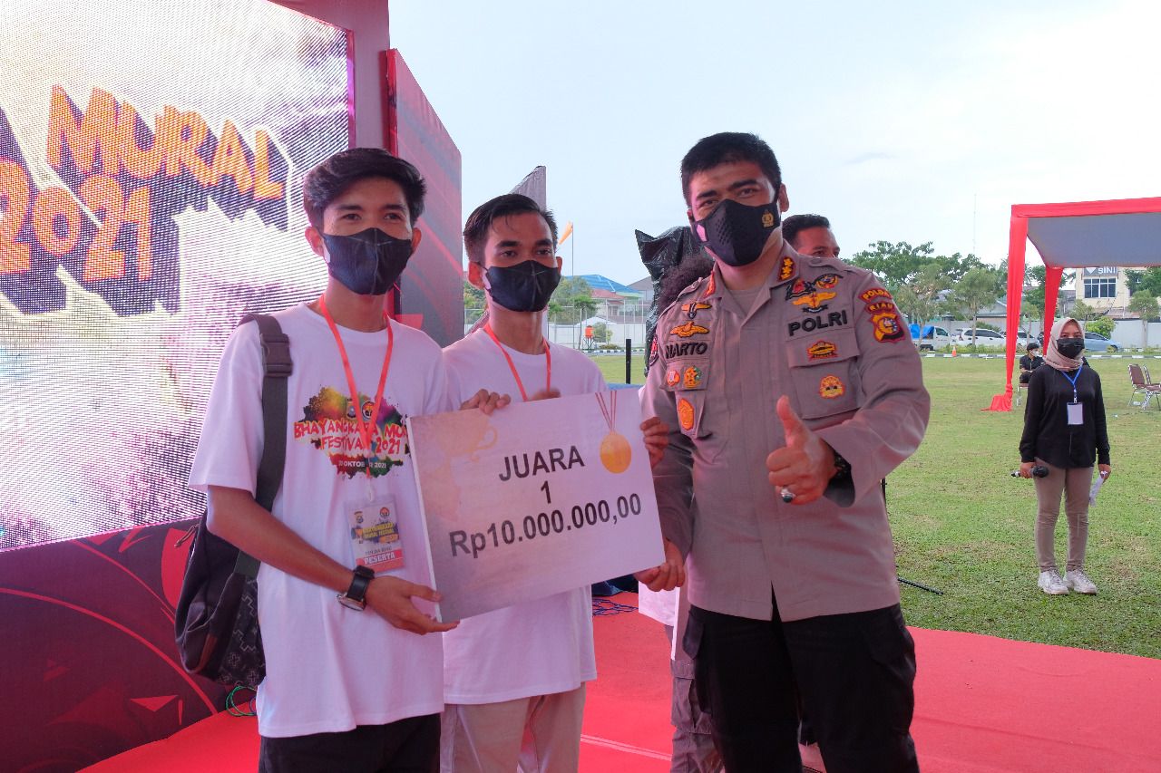 Tim Inhu Sabet Juara I Bhayangkara Mural Festival yang Digelar Polda Riau
