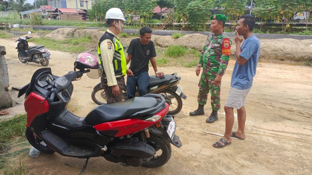 Sosialisasi Pentingnya Keamanan Pipa Minyak di Bukit Nenas oleh Babinsa