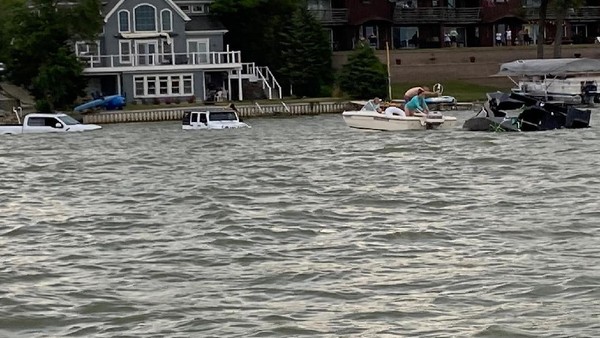 Selamatkan Kapal Tenggelam, 2 Mobil Off-Road Ini Nekat Masuk ke Danau