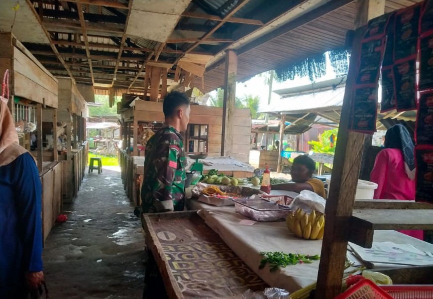 Babinsa Praka Y. Gulo Ajak Pedagang Pasar Suka Ramai Jaga Kebersihan