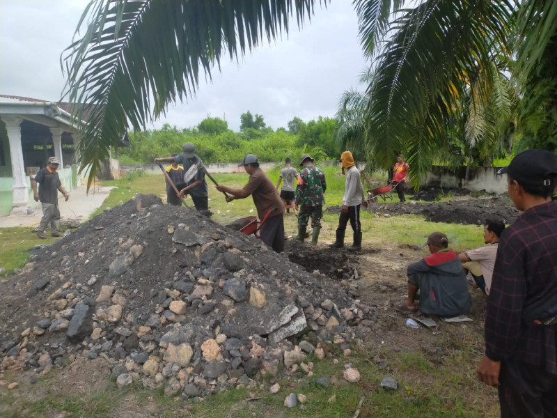 Penimbunan Area Mesjid Dengan Gotong Royong Diikuti Serda Iwan Sahputra