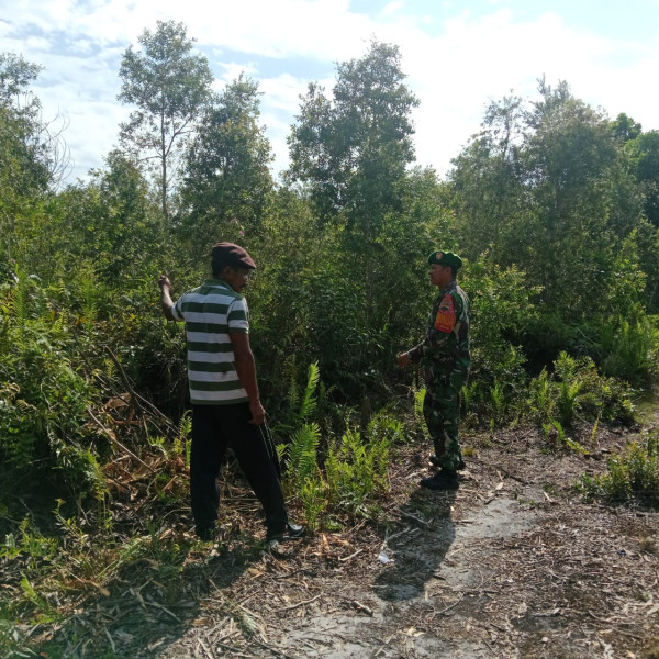 Sertu Samsuddin Siregar Edukasi Warga Tanjung Palas Tentang Pencegahan Karhutla