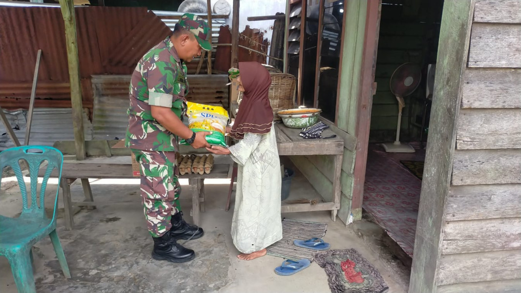 Sertu Jumat Desmanto Salurkan Bantuan Sembako di Kelurahan Bagan Besar