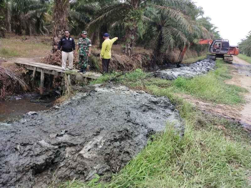 Babinsa Koramil 03 Sungai Sembilan Dampingi Normalisasi Parit di Jalan Melati RT 12