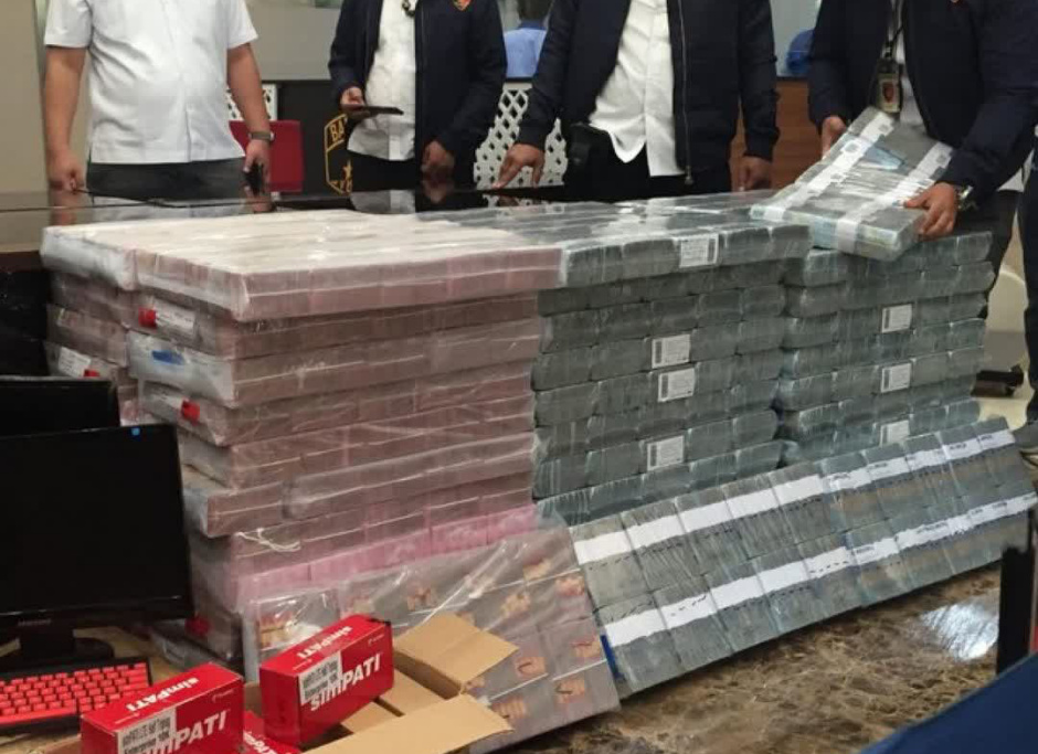 Polisi Sita Tumpukan Uang Rp217 M dari 7 Rekening Pinjol Ilegal yang Dikepalai WN China