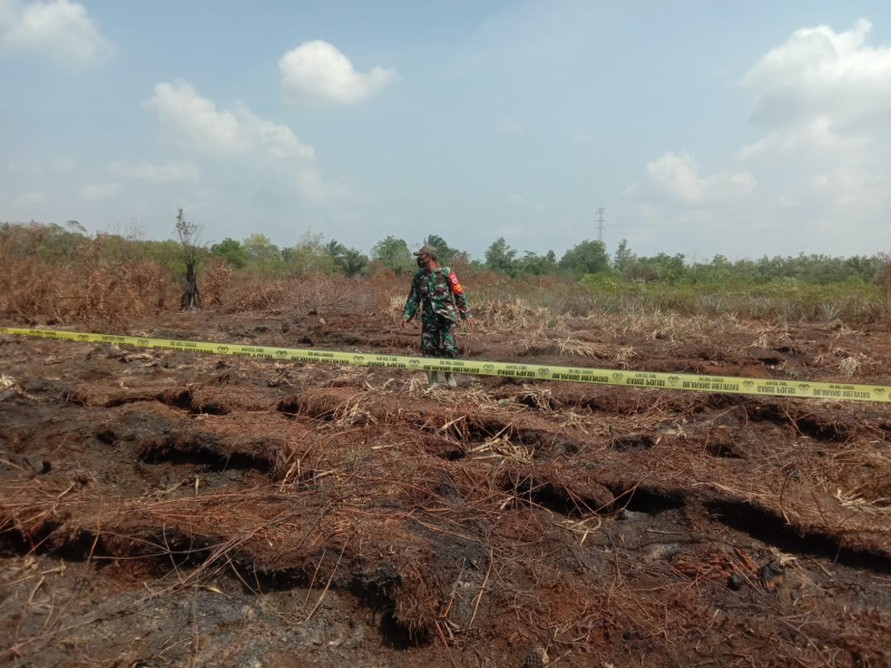 Babinsa Mundam Lakukan Patroli Karlahut Pasca Kebakaran di Jln. Parit Ginen dan Parit Tugu