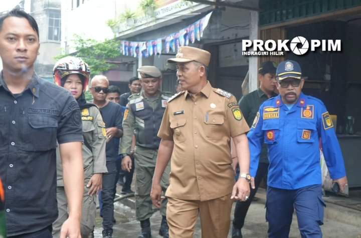 Peristiwa Kebakaran di Jl. Yos Sudarso, Pj.Bupati Herman Menyaksikan Lansung Memadamkan Api