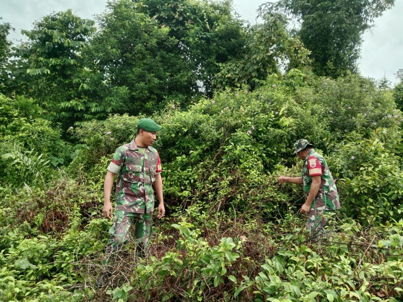 Bersama Warga, Babinsa Koramil 06/Merbau Gencarkan Pencegahan Karhutla