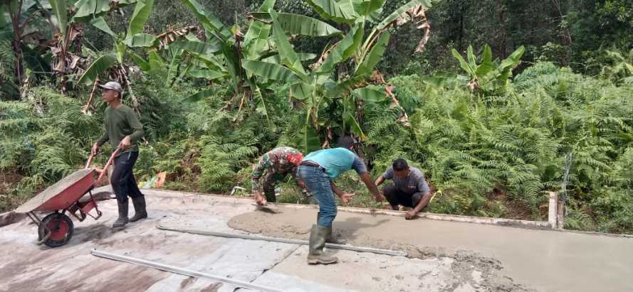 Bersama Masyarakat, Babinsa Goro Buat Lapangan Voli