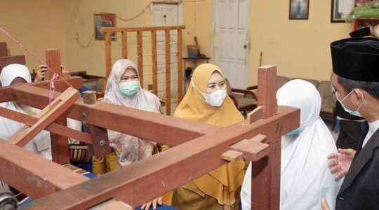 Kunjungan Santri Pondok Modern Al-Imtinan Putri ke Dekranasda Inhil Disambut Hangat Oleh Hj Zulaikhah Wardan