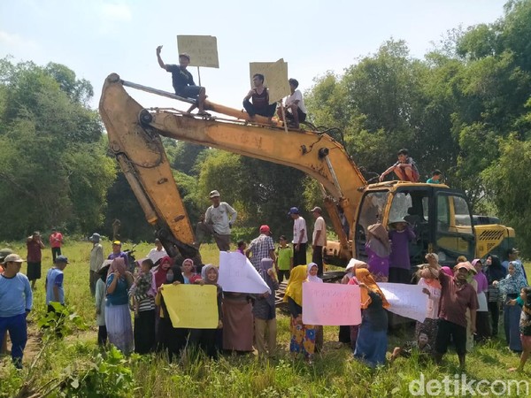 Warga Duduki Alat Berat, Demo Tolak Tambang Galian C di Jombang