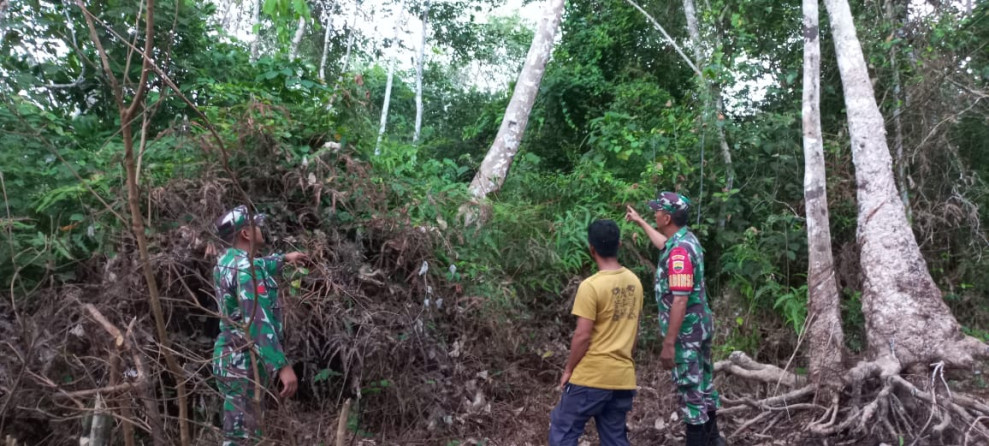 Pencegahan Karhutla Dilakukan Oleh Dua Petugas Babinsa Koramil 06 Merbau