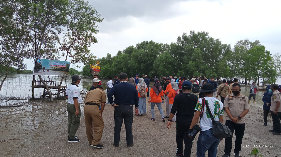 Puluhan Wartawan Inhil Eksplorasi Budaya Suku Duanu dan Pantai Terumbu Mabloe