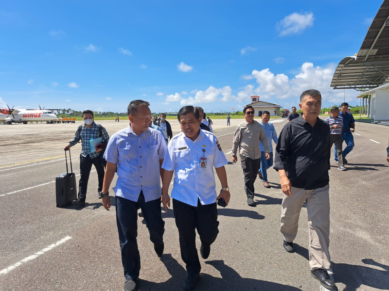 Wakil Ketua l DPRD Natuna Menghadiri Penyambutan Sekjen Kemendagri Dan Rombongan Di Bandara Natuna
