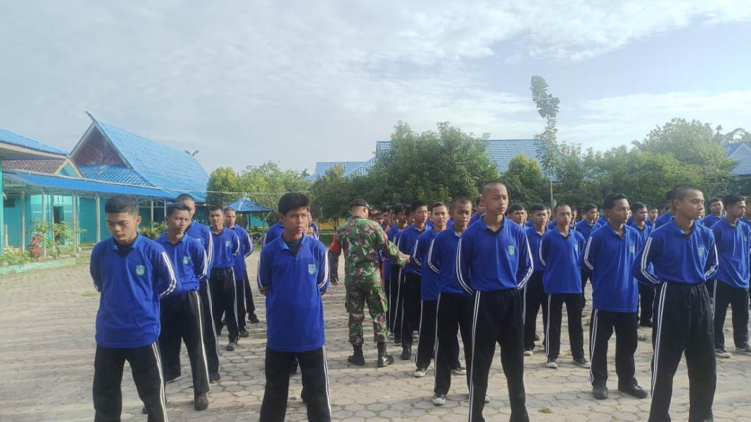 Tanamkan Jiwa Korsa, Babinsa Berikan Pelatihan Kepemimpinan di SMKN 3 Dumai