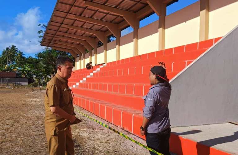 Bupati Natuna Tinjau Pengerjaan Pembangunan Tribun Mini Lapangan Sri Serindit Ranai