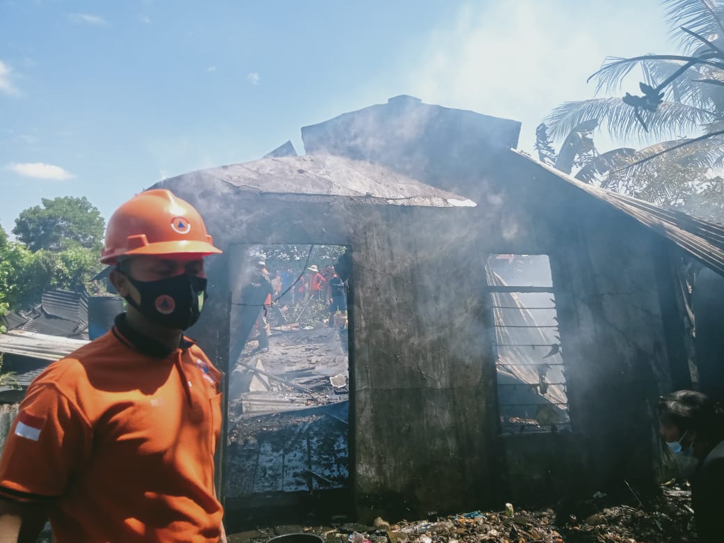 Rumah Warga Tembilahan Hulu Terbakar, Damkar Inhil Kerahkan 2 Unit Mobil Pemadam