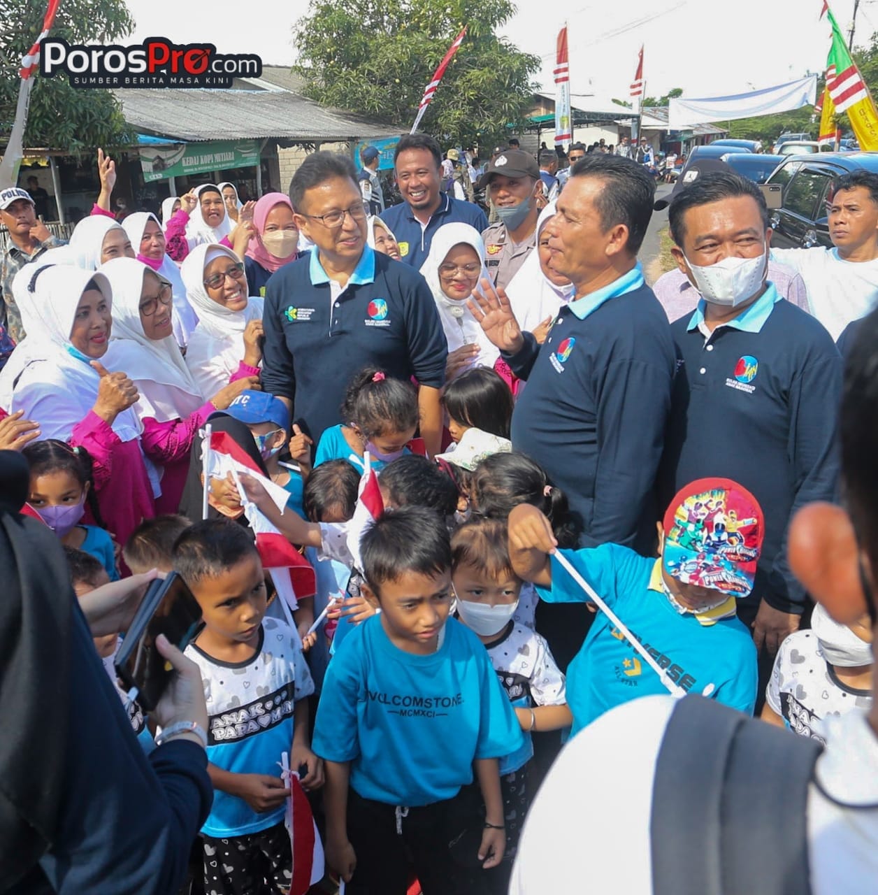 Menkes Budi dan Gubernur Ansar Tinjau Langsung Imunisasi Anak di Kampung Bulang