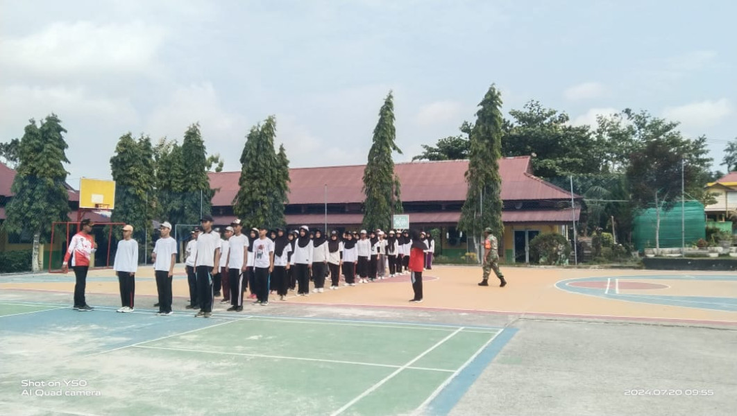 Babinsa Bukit Nenas Latih Siswa SMAN 3 Dumai Gerakan PBB